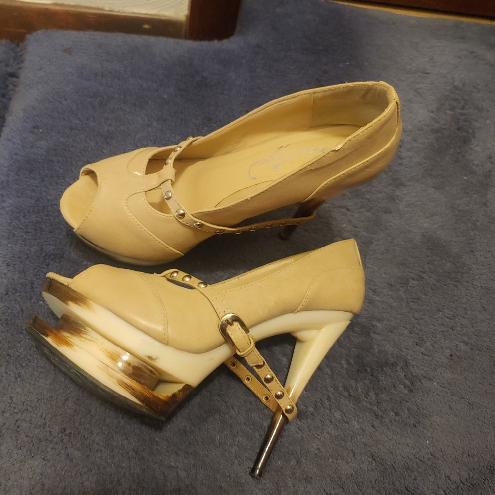 Shoes - Picture 4 of 7